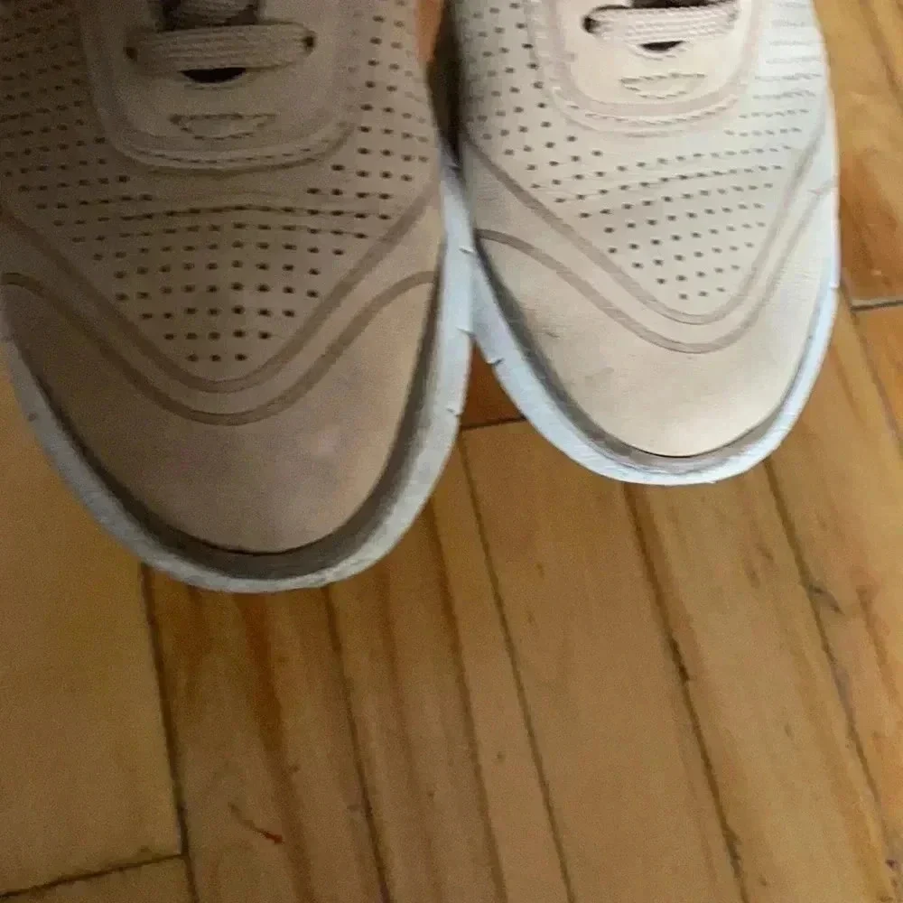 Vionic  shoes - Picture 3 of 8